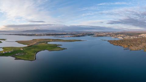 Panorama mynd yfir höfuðborgarsvæðið, með Bessastaði vinstra megin